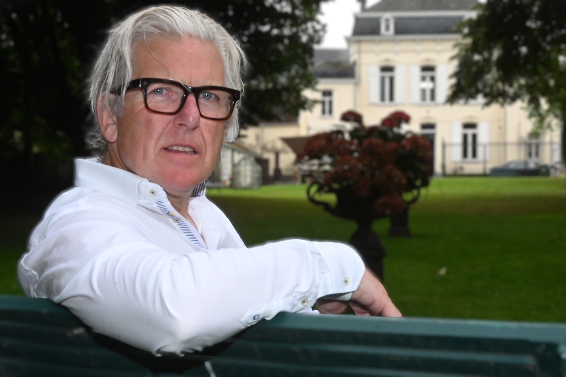Hans Jacobs, voorzitter van BCFA, op een bank in de tuin